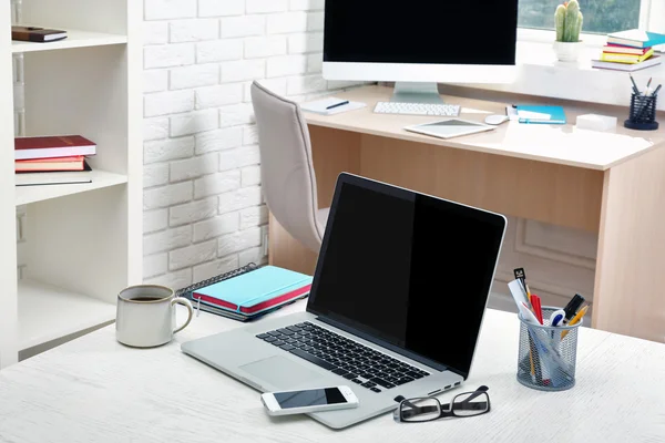 Lugar de trabajo con ordenador en la oficina —  Fotos de Stock