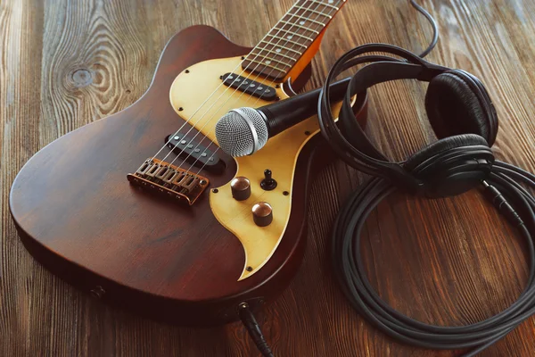 Chitarra elettrica con microfono e cuffie — Foto Stock