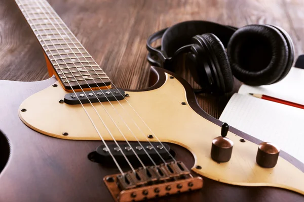 Guitarra elétrica com fones de ouvido e notebook — Fotografia de Stock