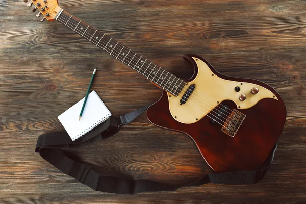 Chitarra elettrica con notebook — Foto Stock