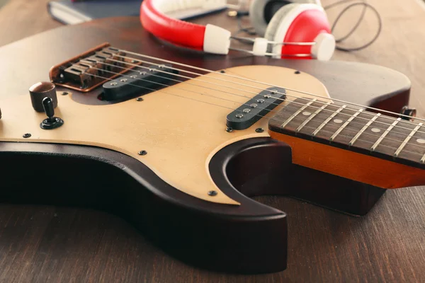 Elektrická kytara se sluchátky — Stock fotografie