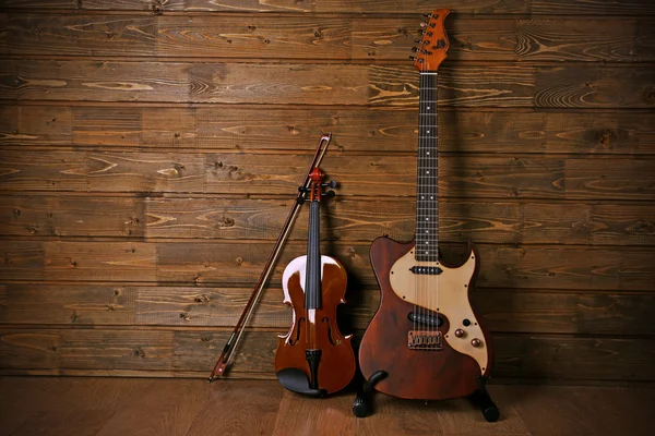 Guitarra elétrica e violino — Fotografia de Stock