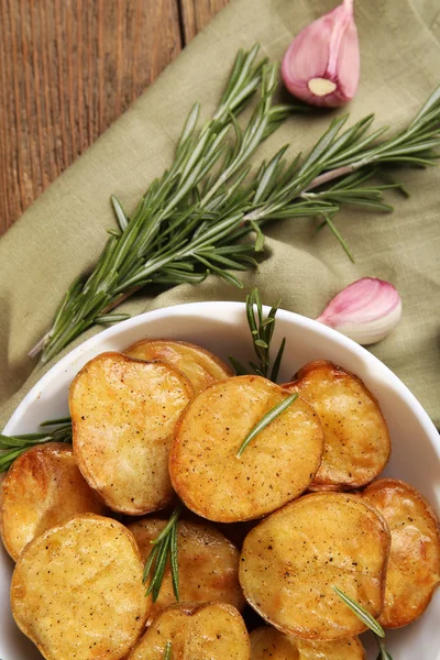 Batata assada deliciosa com alecrim — Fotografia de Stock