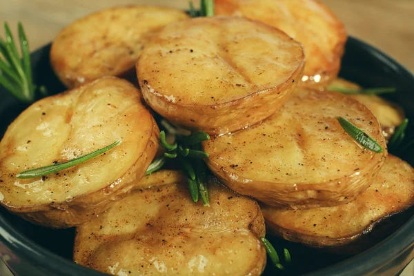 Batata assada deliciosa com alecrim — Fotografia de Stock