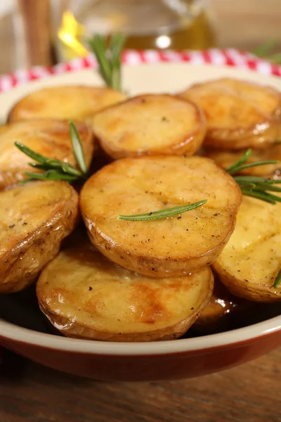 Pyszne pieczone ziemniaki z rozmarynem — Zdjęcie stockowe