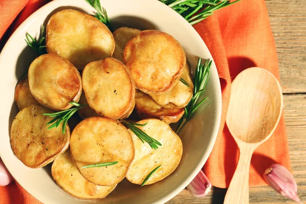 Deliziosa patata al forno con rosmarino — Foto Stock