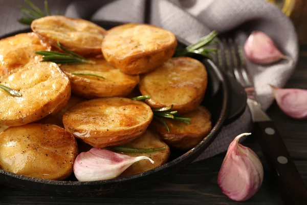 로즈마리와 함께 맛 있는 구운된 감자 — 스톡 사진