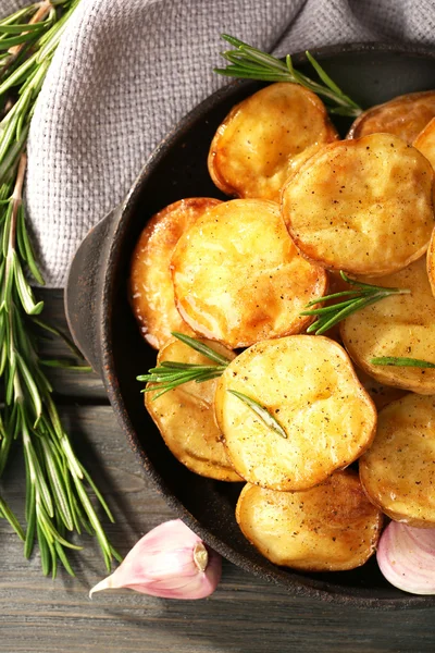 Batata assada deliciosa com alecrim — Fotografia de Stock
