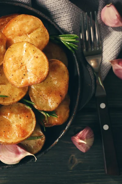 Deliziosa patata al forno con rosmarino — Foto Stock