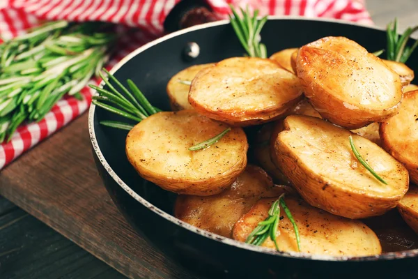 Heerlijke gebakken aardappel met rozemarijn — Stockfoto
