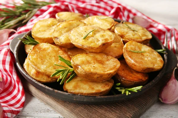 Läckra bakad potatis med rosmarin — Stockfoto