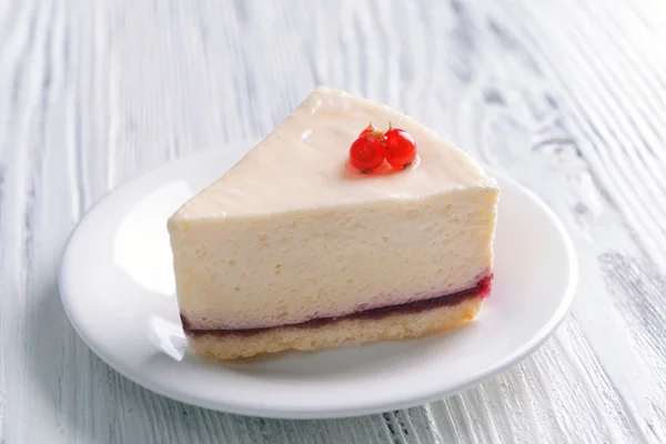 Heerlijke cheesecake met bessen op tafel close up — Stockfoto