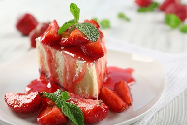 Köstlicher Käsekuchen mit Beeren auf dem Tisch aus nächster Nähe — Stockfoto