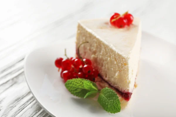 Köstlicher Käsekuchen mit Beeren auf dem Tisch aus nächster Nähe — Stockfoto