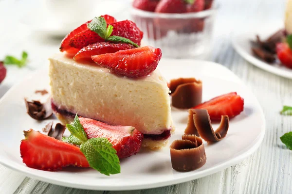 Heerlijke cheesecake met bessen op tafel close up — Stockfoto