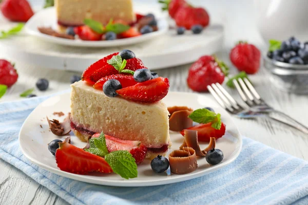 Heerlijke cheesecake met bessen op tafel close up — Stockfoto