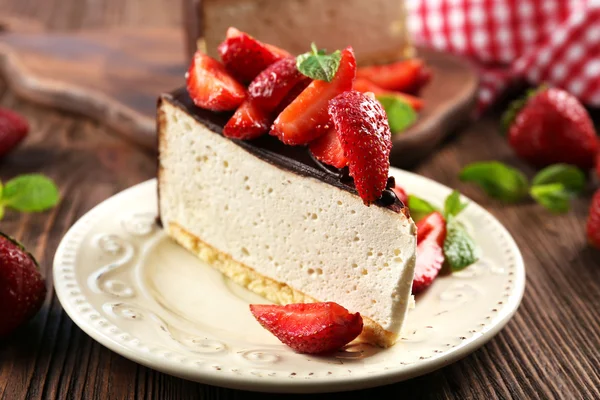 Heerlijke cheesecake met bessen op tafel close up — Stockfoto