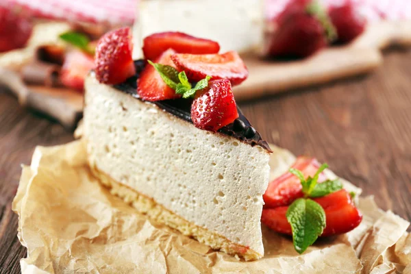 Heerlijke cheesecake met bessen op tafel close up — Stockfoto