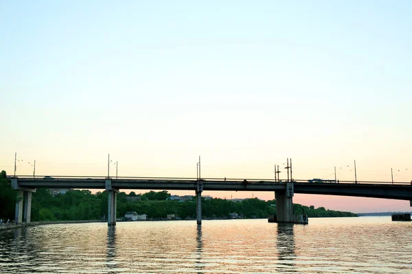 Ponte sobre belo rio — Fotografia de Stock