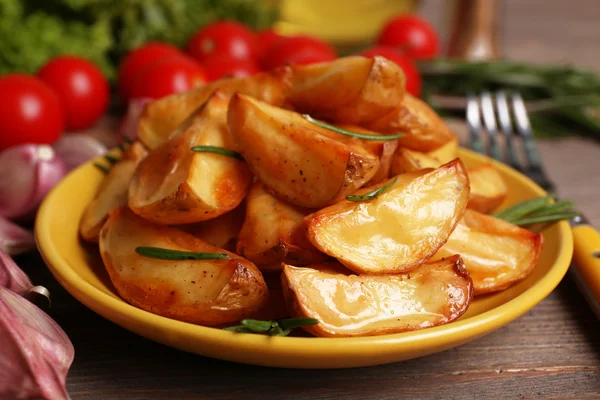 Gebakken aardappel partjes op houten tafel, close-up — Stockfoto