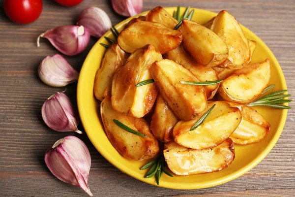 Bratkartoffelkeile auf Holztisch, Nahaufnahme — Stockfoto