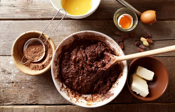 Teig für Schokoladenkuchen aus nächster Nähe auf dem Tisch zubereiten — Stockfoto