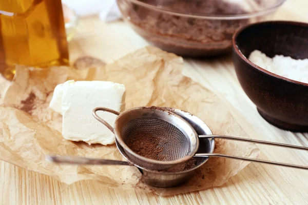 Préparation de la pâte pour tarte au chocolat sur la table fermer — Photo