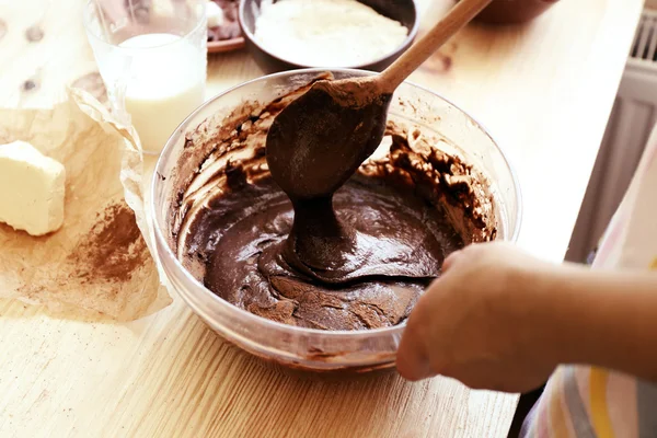 Woman preparing dough for chocolate pie on table close up — Stock Photo, Image