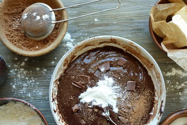 Förbereda degen för choklad paj på bordet på nära håll — Stockfoto