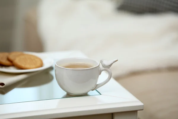 Tasse de café sur la table dans le salon — Photo