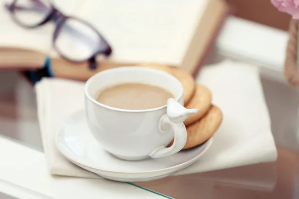 Xícara de café na mesa de perto — Fotografia de Stock