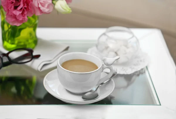 Kopje koffie op tabel in woonkamer — Stockfoto