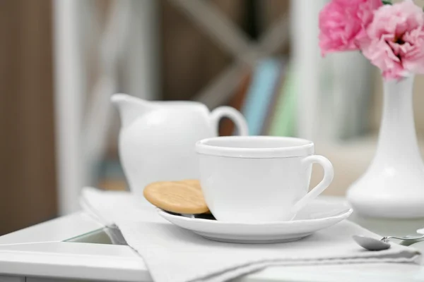 Cup of coffee on table in living room — Stock Photo, Image