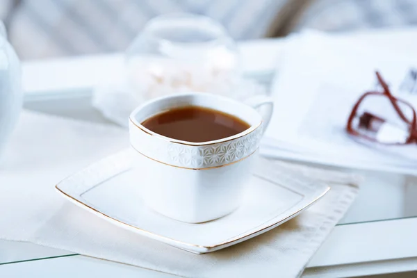 Kopje koffie op tabel in woonkamer — Stockfoto