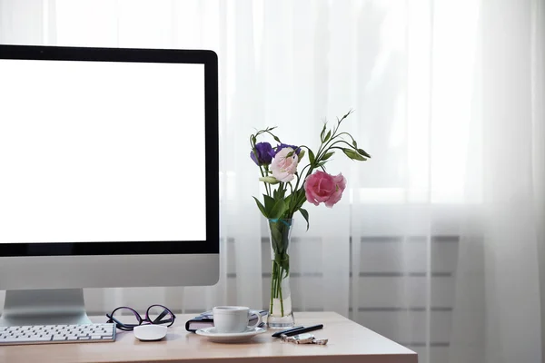 Werkplek met moderne computer — Stockfoto