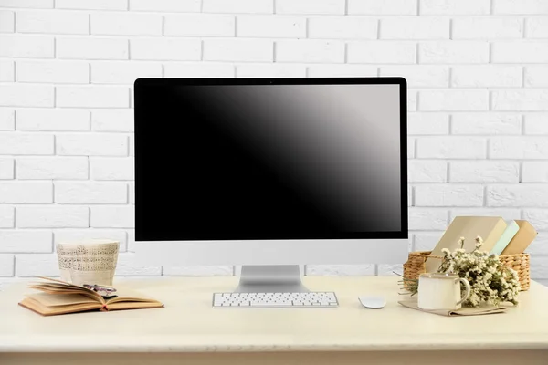 Arbetsplatsen med modern dator — Stockfoto