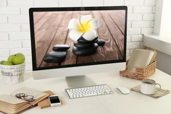 Local de trabalho com computador moderno — Fotografia de Stock