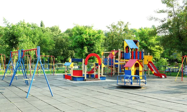 Parque infantil colorido — Fotografia de Stock