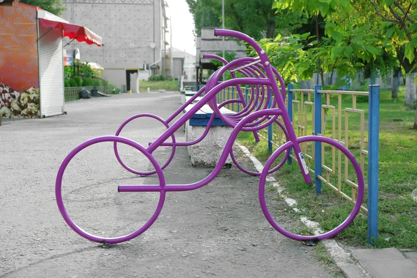 Μωβ σιδήρου ποδήλατα — Φωτογραφία Αρχείου
