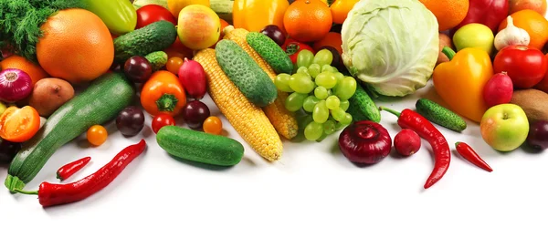 Yığın meyve ve sebzelerin üzerinde beyaz izole — Stok fotoğraf