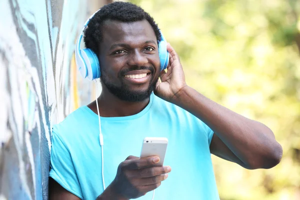 Αφρικανική αμερικανική άνθρωπος ακούγοντας μουσική — Φωτογραφία Αρχείου