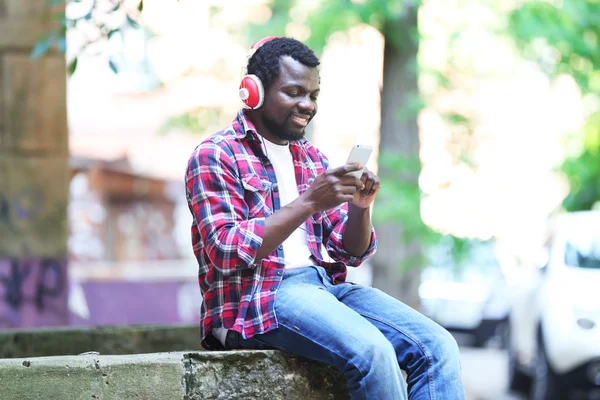 Africano americano hombre escuchar música —  Fotos de Stock