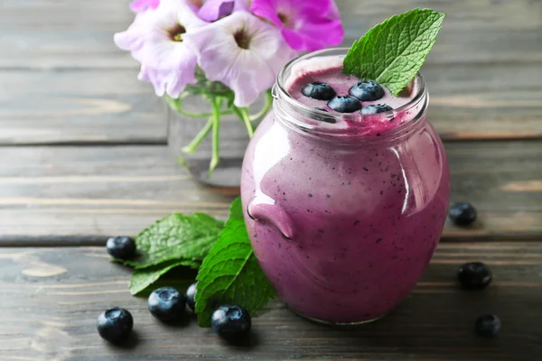 Blaubeer-Smoothie mit Beeren — Stockfoto