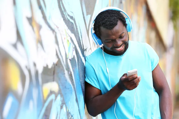 Hombre afroamericano con auriculares —  Fotos de Stock