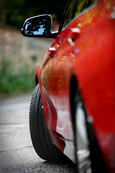 Роскошный красный автомобиль — стоковое фото