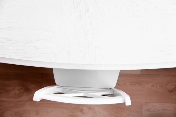 Beyaz sandalye ve masa — Stok fotoğraf