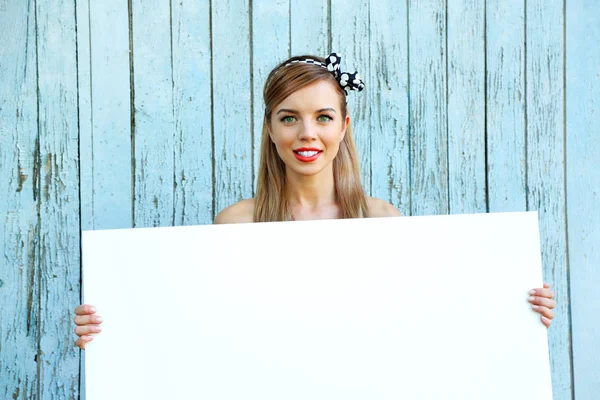 Menina bonita com sorriso bonito — Fotografia de Stock