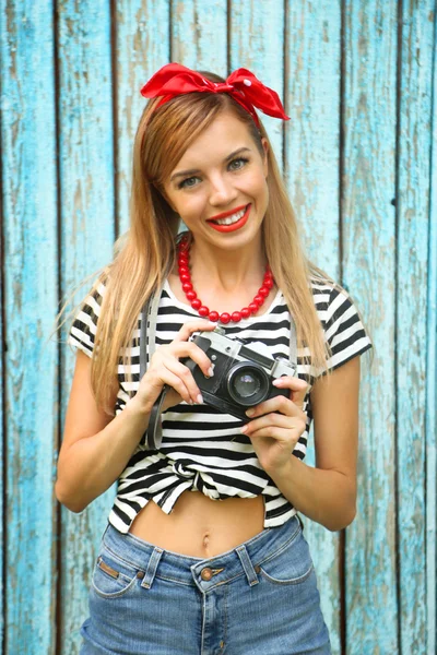 Vacker tjej med vackra leende — Stockfoto