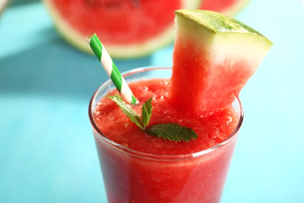 Glas av vattenmelon juice på träbord, närbild — Stockfoto