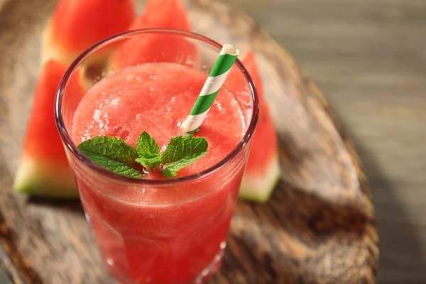 Vaso de jugo de sandía en la lengüeta de madera; e, primer plano — Foto de Stock